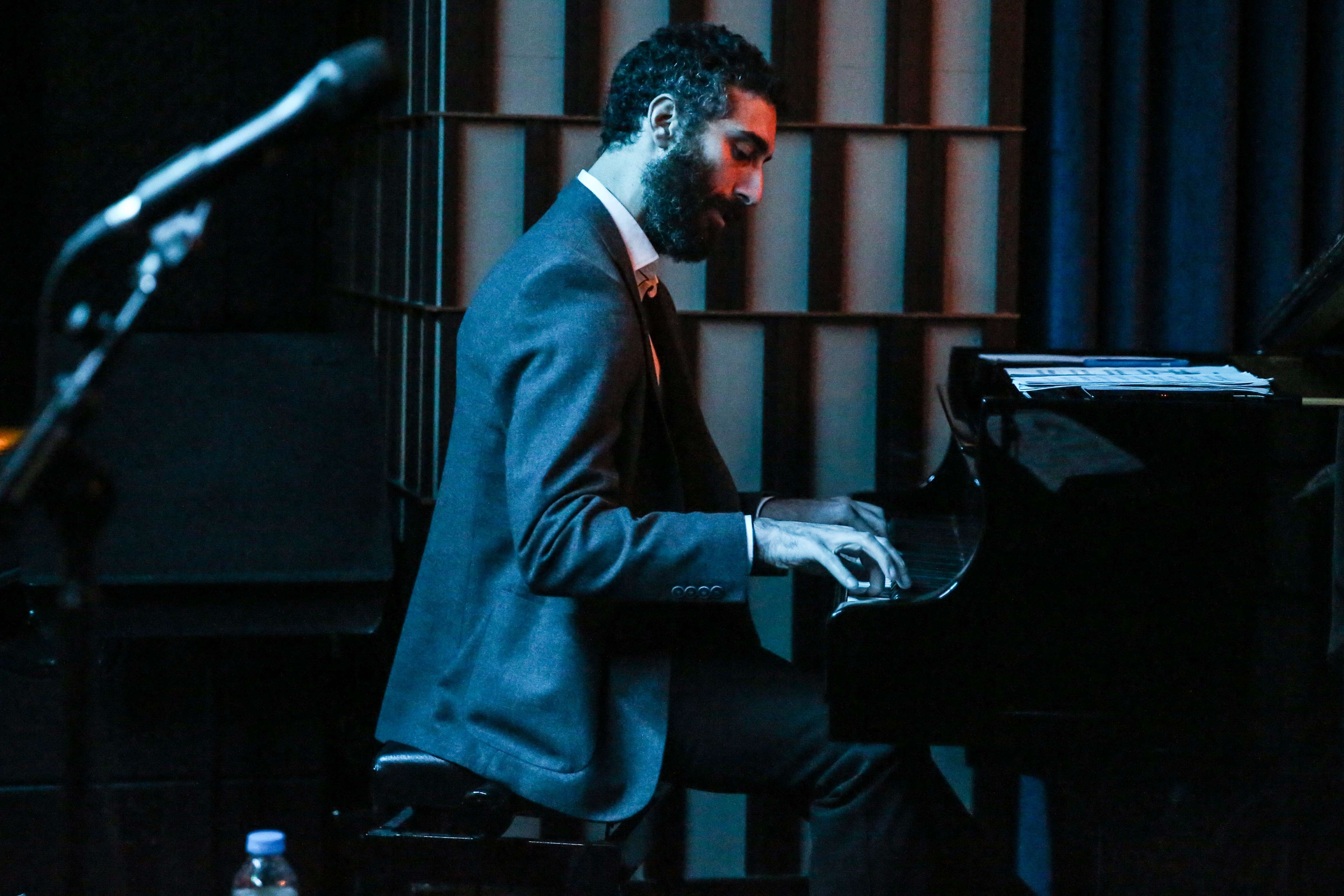 Kürşad Deniz performing